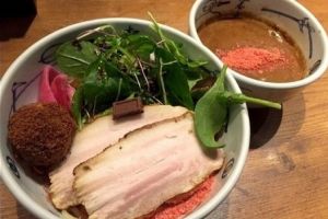 Bukan kuah kaldu, ramen ini justru memakai kuah cokelat
