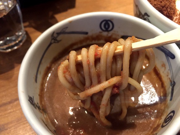 Bukan kuah kaldu, ramen ini justru memakai kuah cokelat