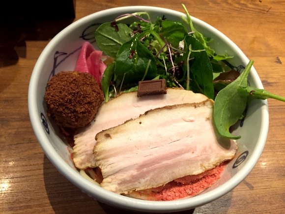Bukan kuah kaldu, ramen ini justru memakai kuah cokelat