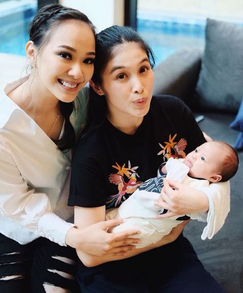 10 Penampilan Sandra Dewi usai melahirkan, hot mama banget!