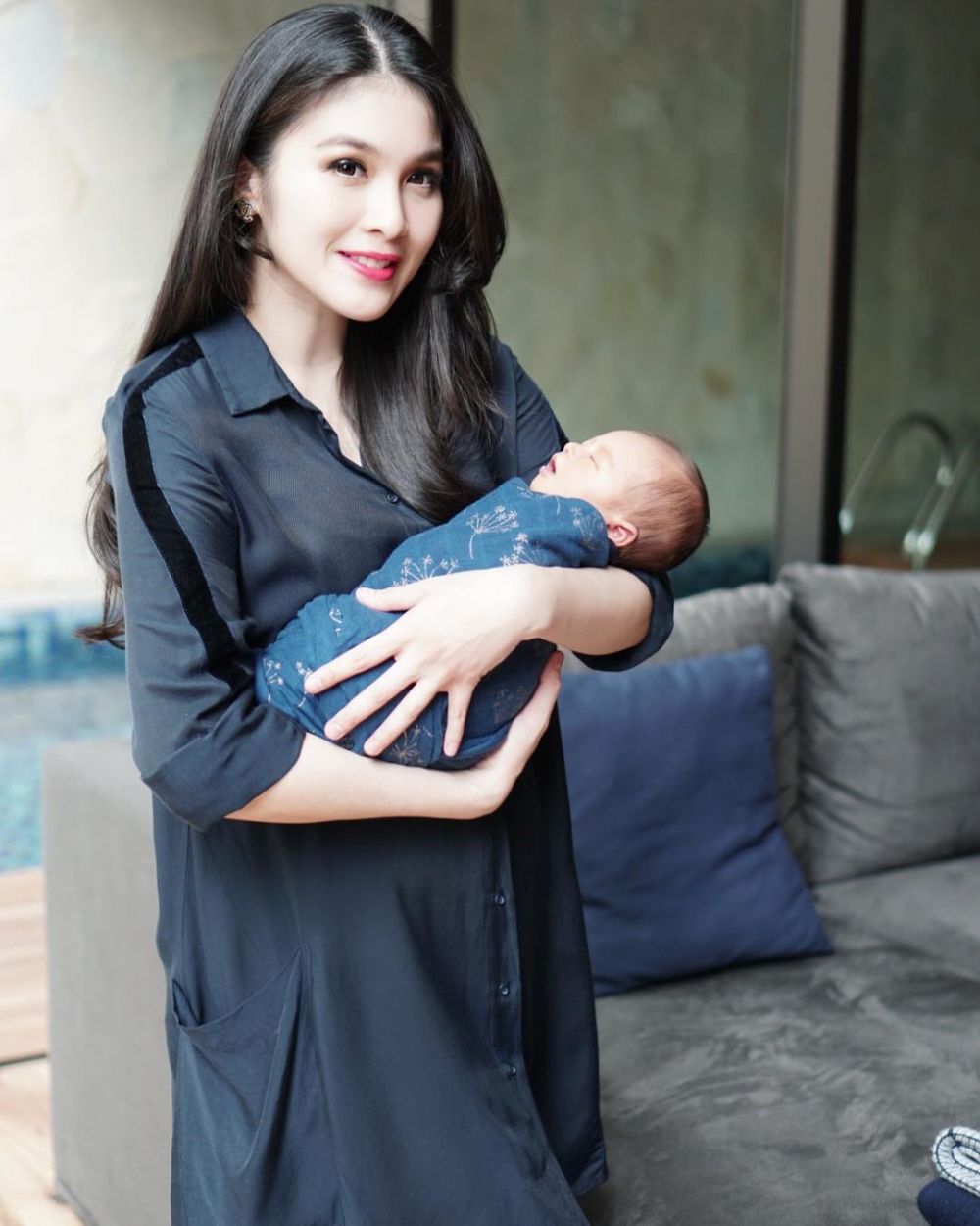 10 Penampilan Sandra Dewi usai melahirkan, hot mama banget!