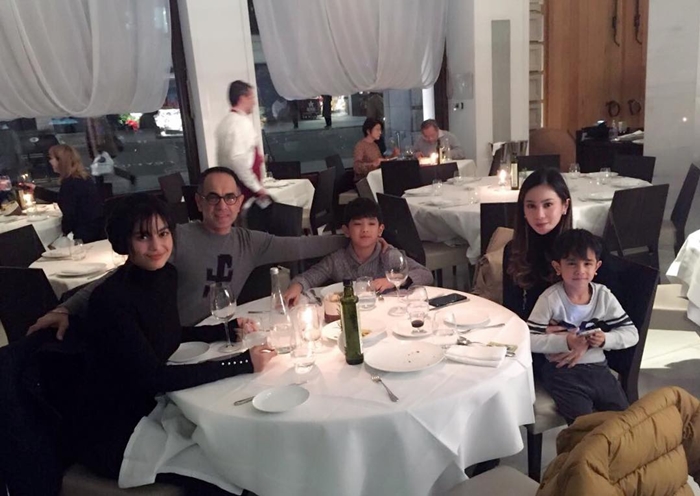 8 Potret kedekatan Bunga Zainal & anak tirinya, kayak kakak-adik