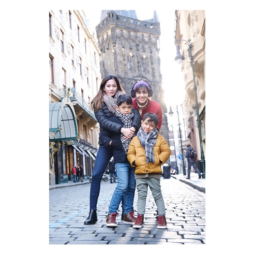 8 Potret kedekatan Bunga Zainal & anak tirinya, kayak kakak-adik