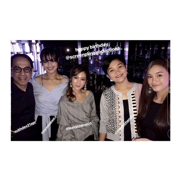 8 Potret kedekatan Bunga Zainal & anak tirinya, kayak kakak-adik