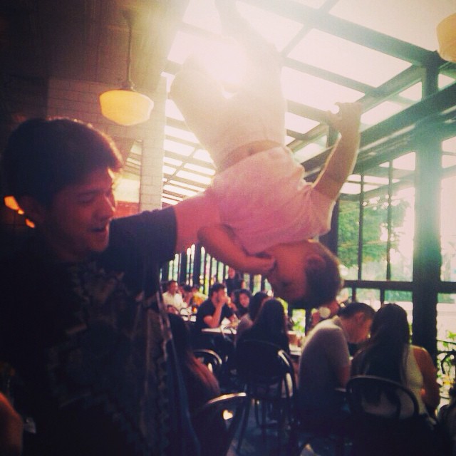 8 Momen kedekatan Iko Uwais dan sang anak, suka tirukan adegan laga