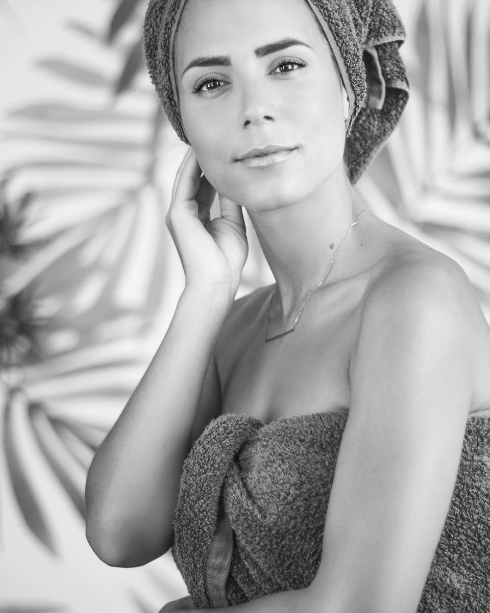 Tiru Rihanna, 5 seleb ini juga unggah foto berbalut handuk