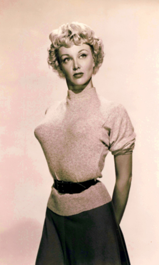 15 Potret bullet bra, pakaian dalam cewek serba lancip era 1940-an