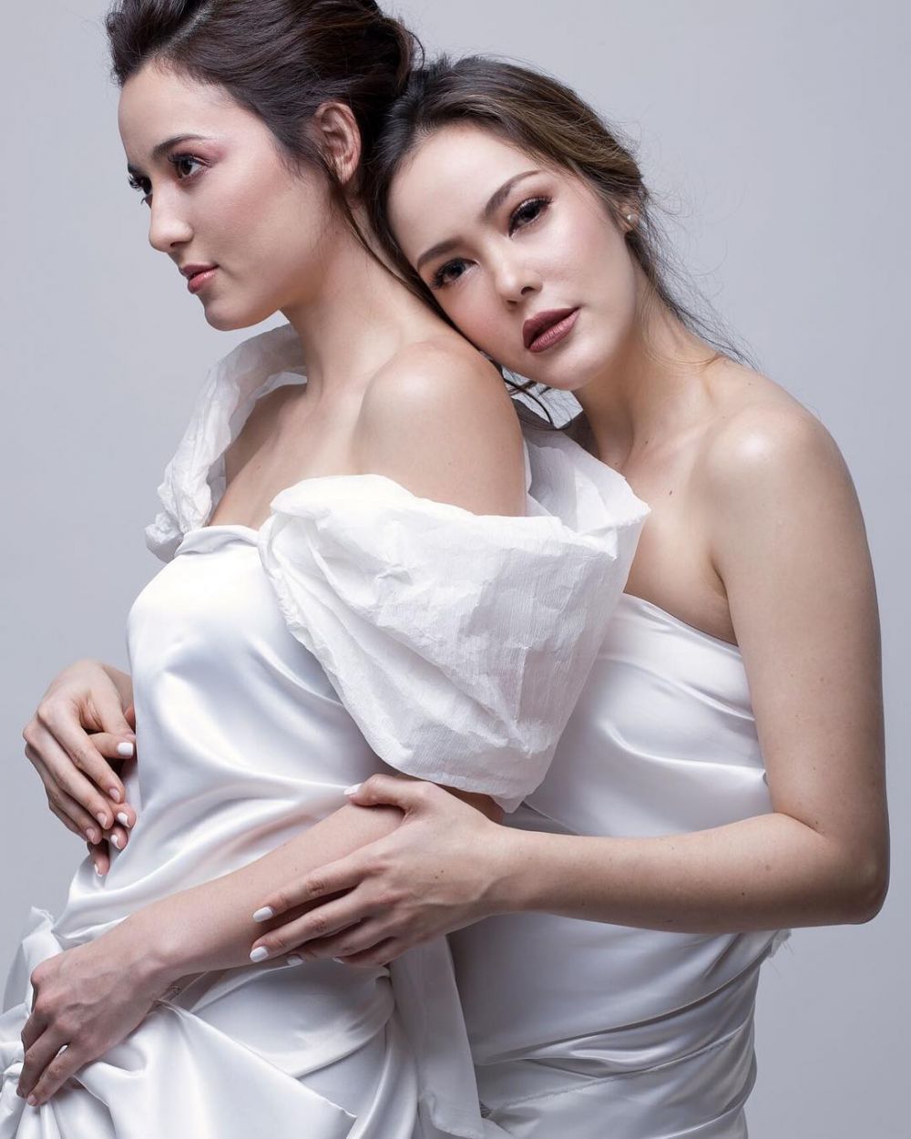 10 Pesona Cathy Sharon & Julie Estelle bergaun senada, bikin meleleh
