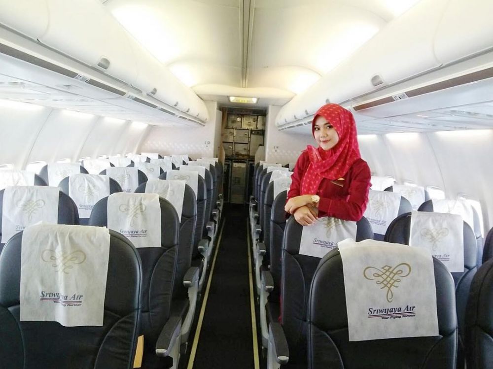 10 Pesona pramugari Indonesia saat berhijab, bikin betah di pesawat