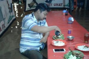 Sempat viral, ini sosok pria yang makan di warung tenda saat banjir