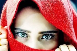 Pose bercadar merah, Ayu Ting Ting pamer cincin tunangan?