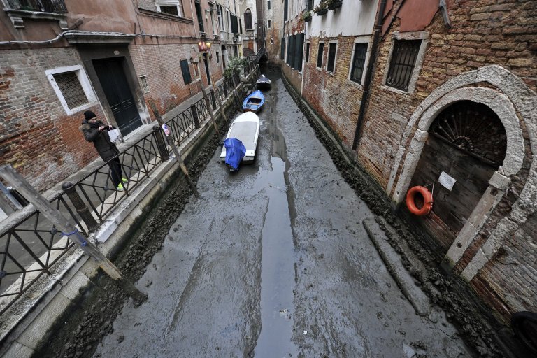 7 Potret sungai hits Venice Italia saat kering, kayak gimana tuh?