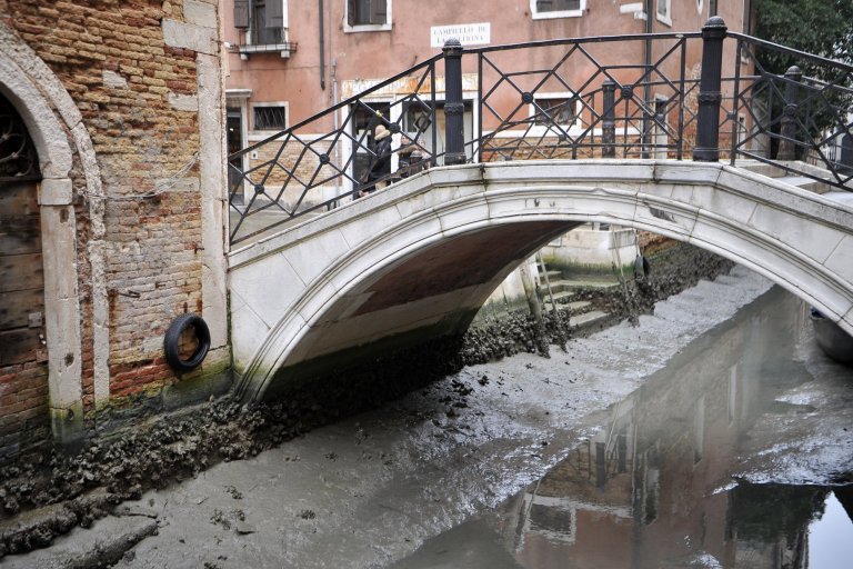7 Potret sungai hits Venice Italia saat kering, kayak gimana tuh?