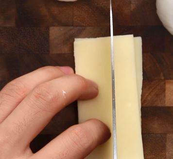 Yuk intip cara mudah bikin mozarella onion rings yang lumer di mulut