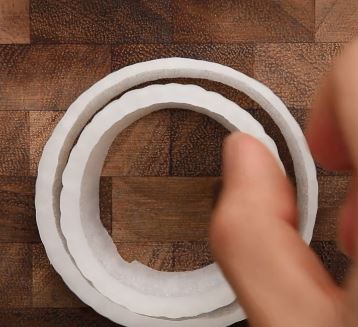 Yuk intip cara mudah bikin mozarella onion rings yang lumer di mulut