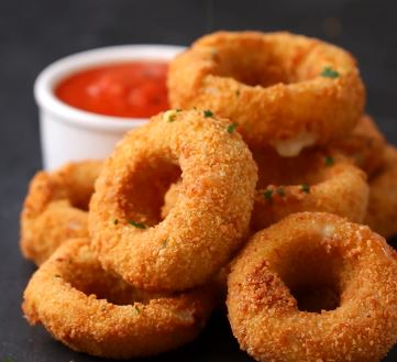 Yuk intip cara mudah bikin mozarella onion rings yang lumer di mulut