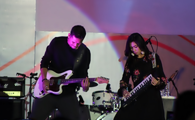 Nggak cuma jago nyanyi, Isyana juga bisa “garang” lho di atas panggung