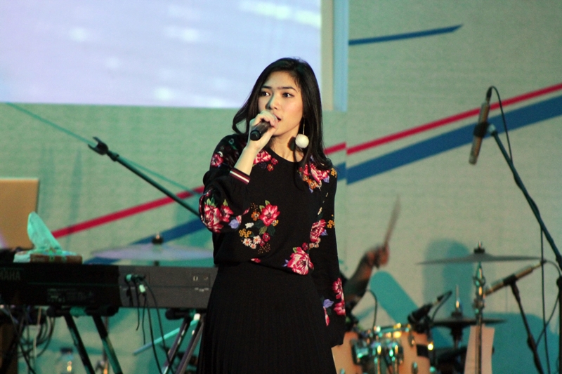 Nggak cuma jago nyanyi, Isyana juga bisa “garang” lho di atas panggung