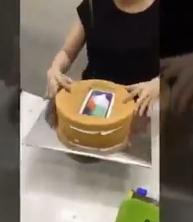 Kue kejutan bikinan cewek untuk sang kekasih ini bikin kamu kaget 