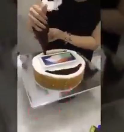 Kue kejutan bikinan cewek untuk sang kekasih ini bikin kamu kaget 