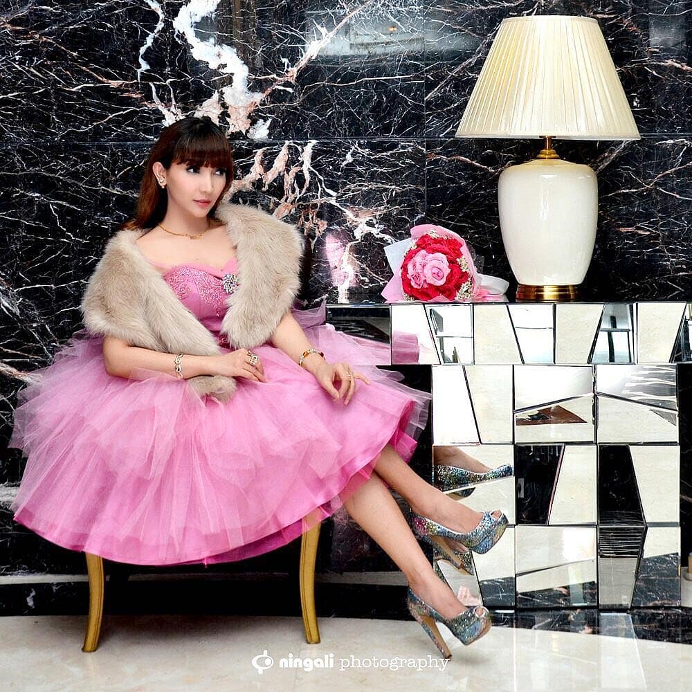 Demi kecantikan dan ritual, 4 seleb ini pernah makan bunga