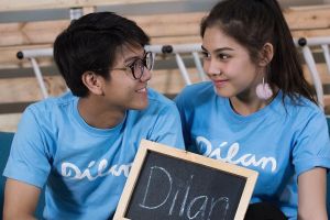 10 Pesona Iqbaal Ramadhan di film Dilan 1990, bikin cewek meleleh