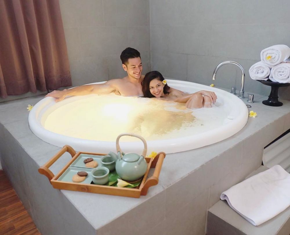 Pesona 10 seleb cantik saat berpose di bathtub, gayanya rileks banget