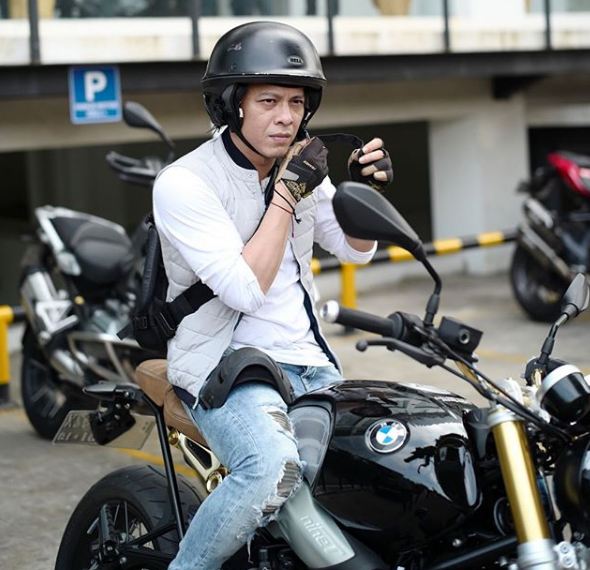 7 Pesona Ariel Noah berkegiatan outdoor, auranya macho banget