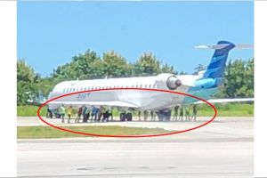 Langka, pesawat mogok di landasan pacu dan didorong puluhan orang