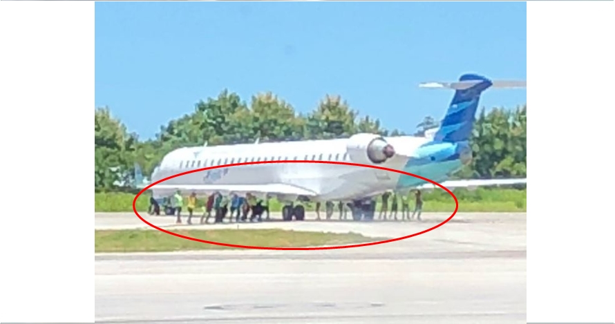 Langka, pesawat mogok di landasan pacu dan didorong puluhan orang