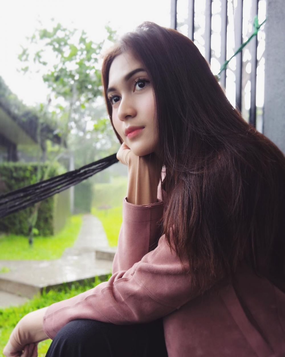 10 Pesona Denira, aktris cantik yang  jalan bareng Kevin Sanjaya