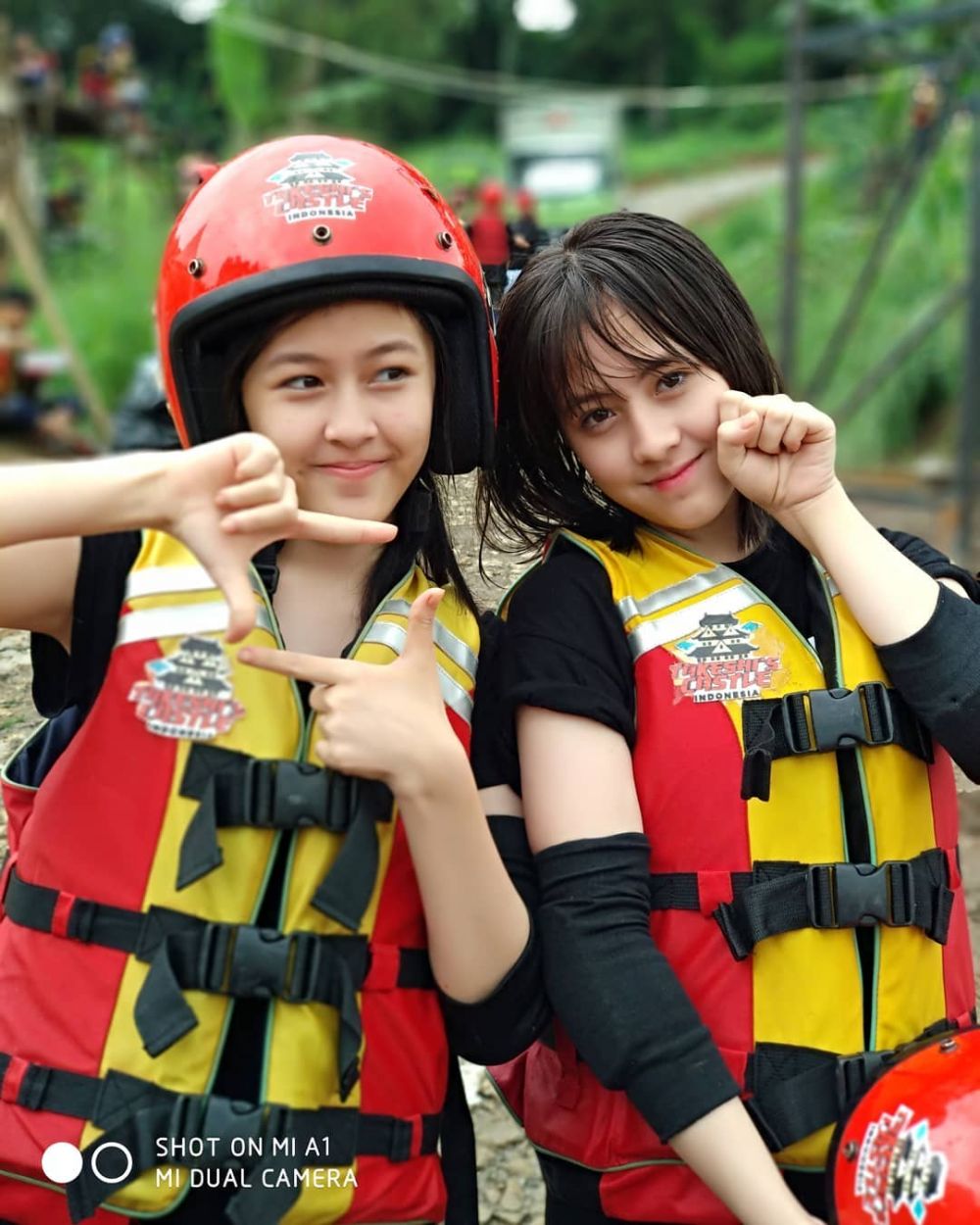 10 Pose imut Zara pemeran adik Dilan, bikin cowok-cowok gemes