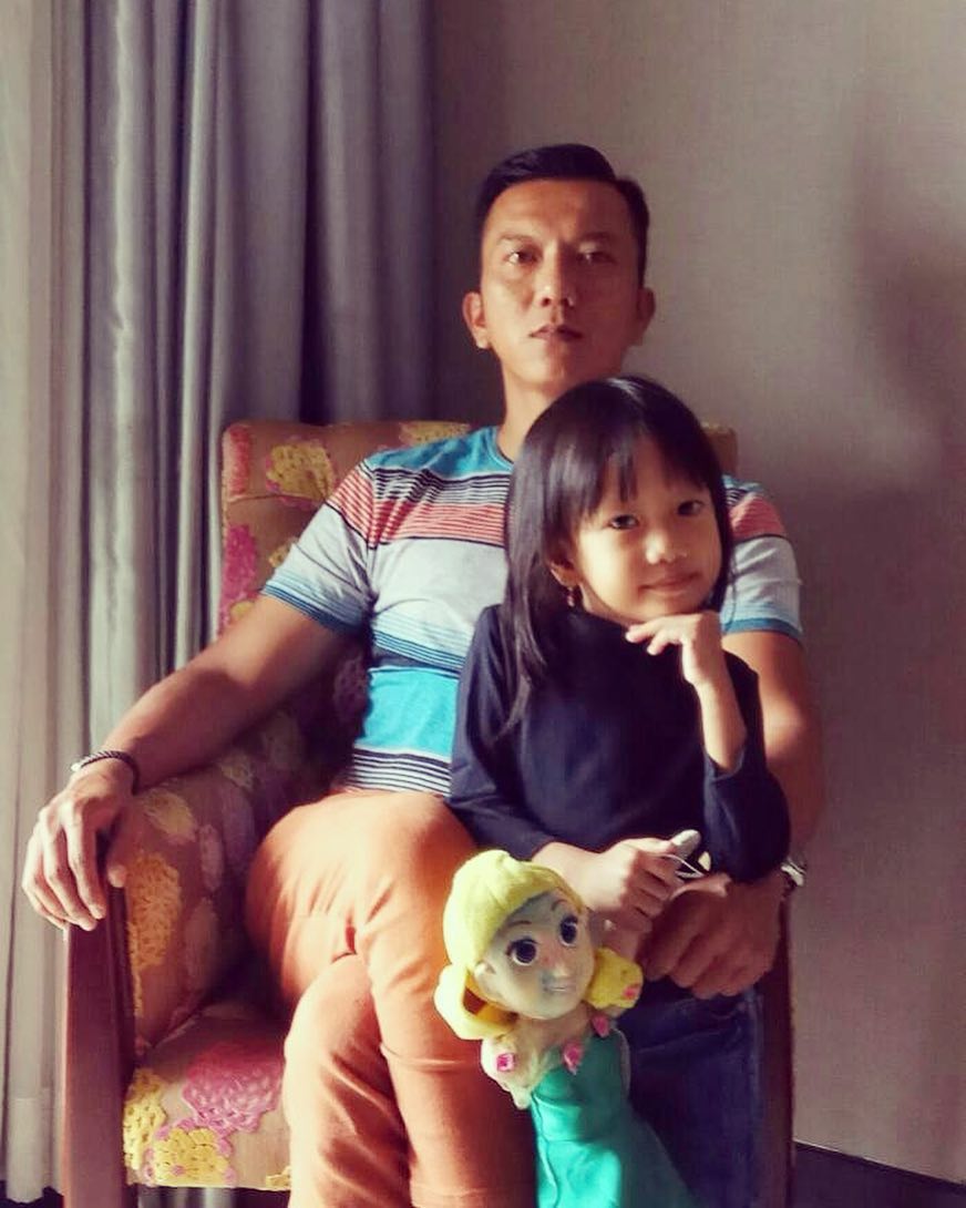 8 Gaya momong anak Teuku Rifnu Wikana si guru galak di film Dilan 1990