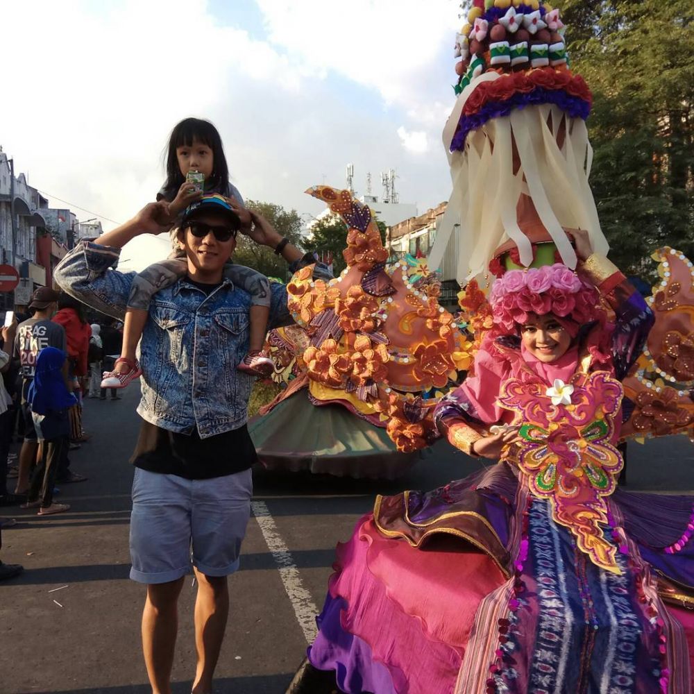 8 Gaya momong anak Teuku Rifnu Wikana si guru galak di film Dilan 1990