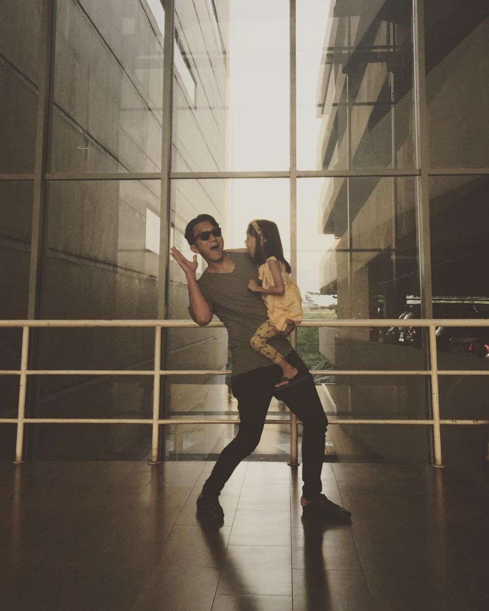 8 Gaya momong anak Teuku Rifnu Wikana si guru galak di film Dilan 1990