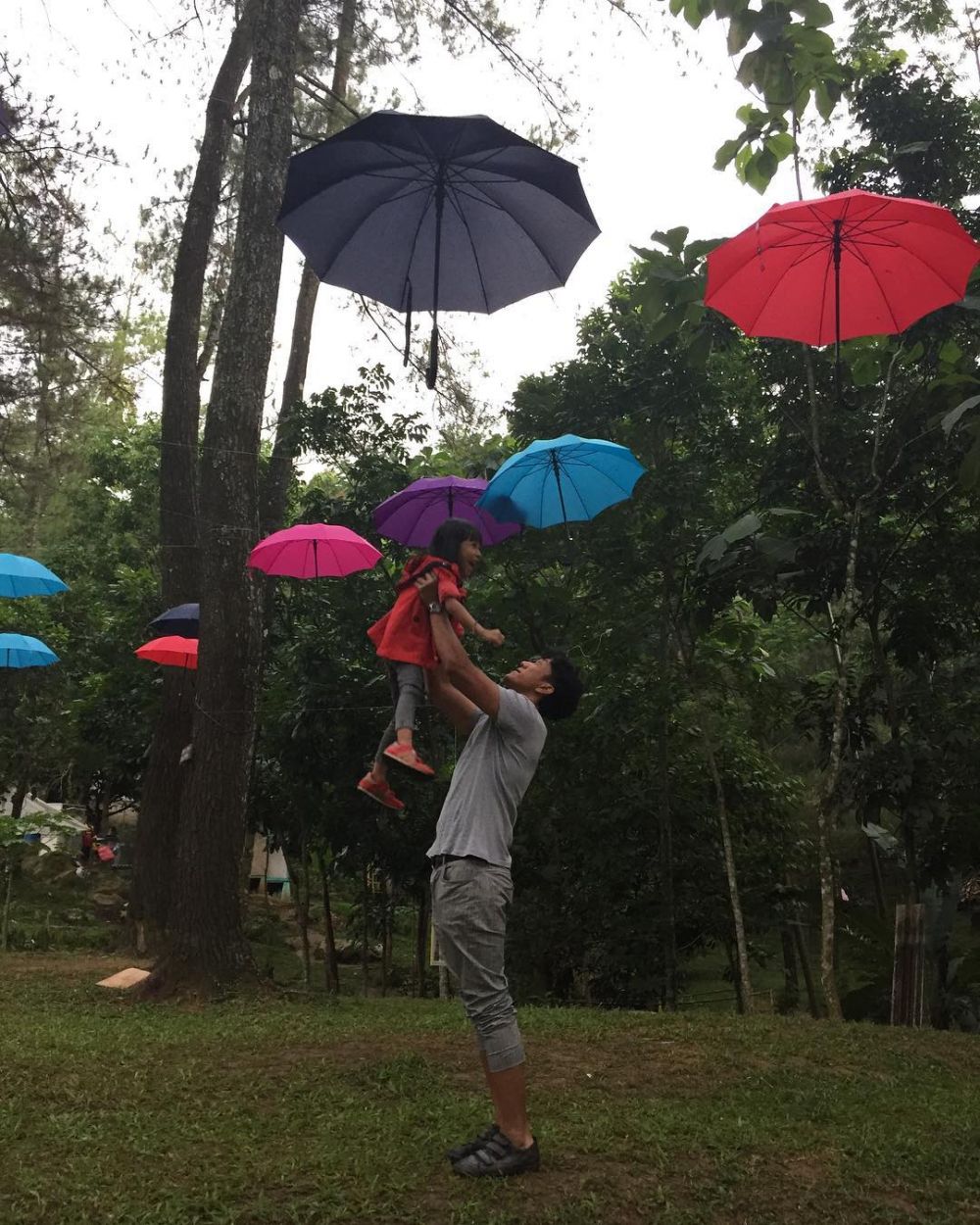 8 Gaya momong anak Teuku Rifnu Wikana si guru galak di film Dilan 1990