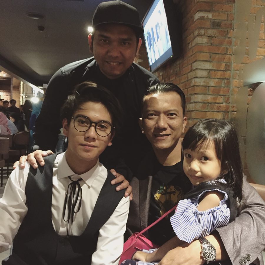 8 Gaya momong anak Teuku Rifnu Wikana si guru galak di film Dilan 1990