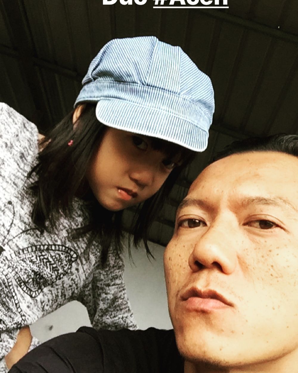 8 Gaya momong anak Teuku Rifnu Wikana si guru galak di film Dilan 1990