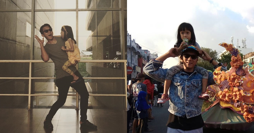 8 Gaya momong anak Teuku Rifnu Wikana si guru galak di film Dilan 1990