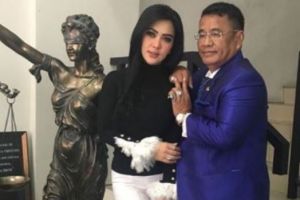 9 Pose manja Hotman Paris sandaran di bahu cewek cantik, akrab banget
