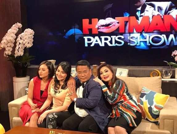 9 Pose manja Hotman Paris sandaran di bahu cewek cantik, akrab banget
