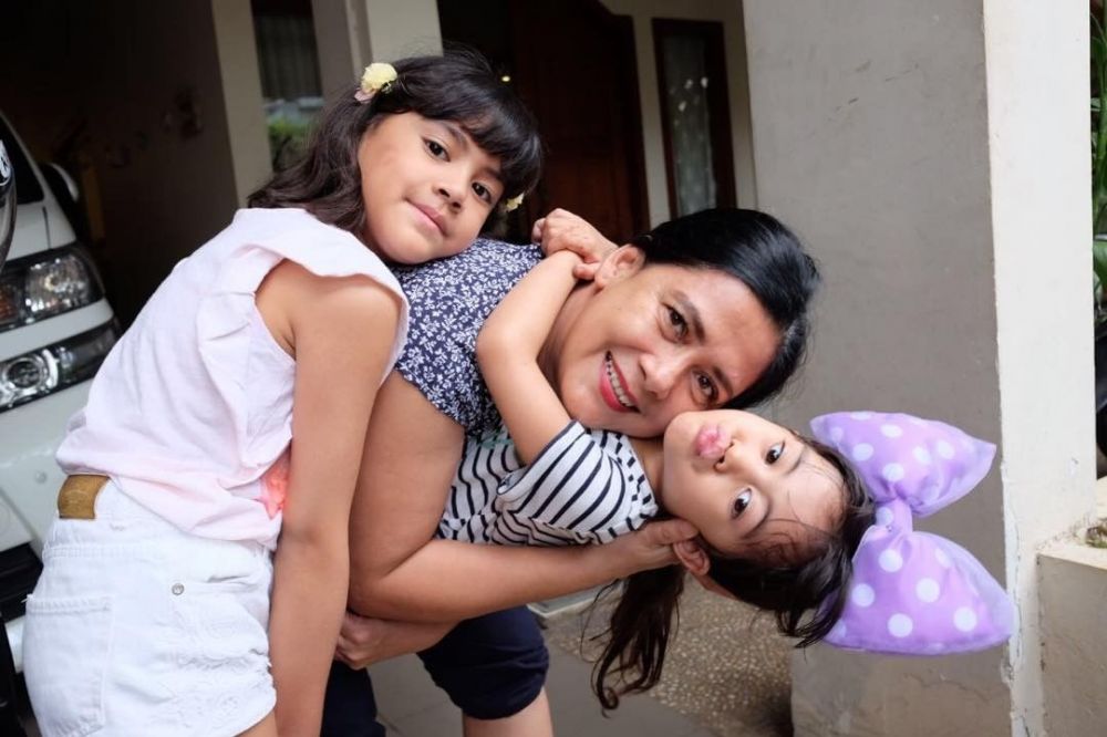 Momen kehangatan 7 seleb saat momong cucu, kakek & nenek idaman banget