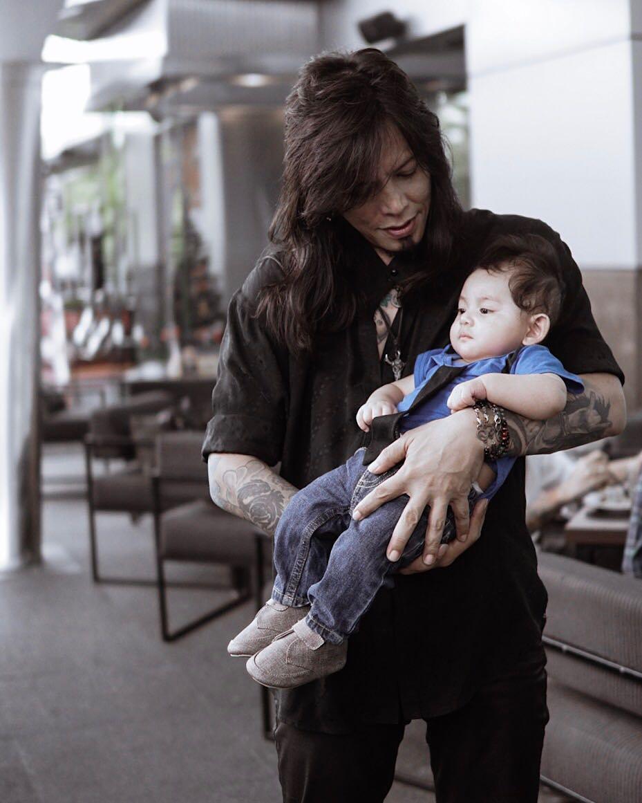 Momen kehangatan 7 seleb saat momong cucu, kakek & nenek idaman banget