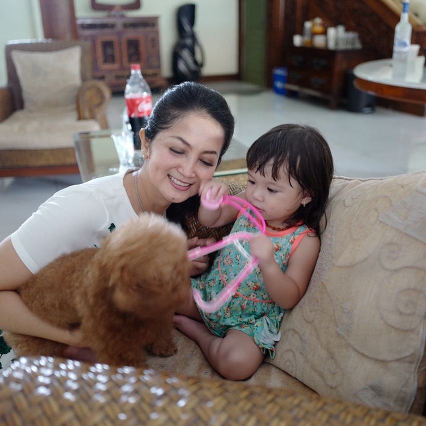 Momen kehangatan 7 seleb saat momong cucu, kakek & nenek idaman banget