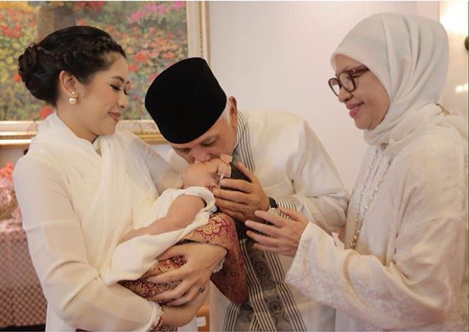 9 Momen hangat keluarga SBY berbaju serba putih di akikah cucunya