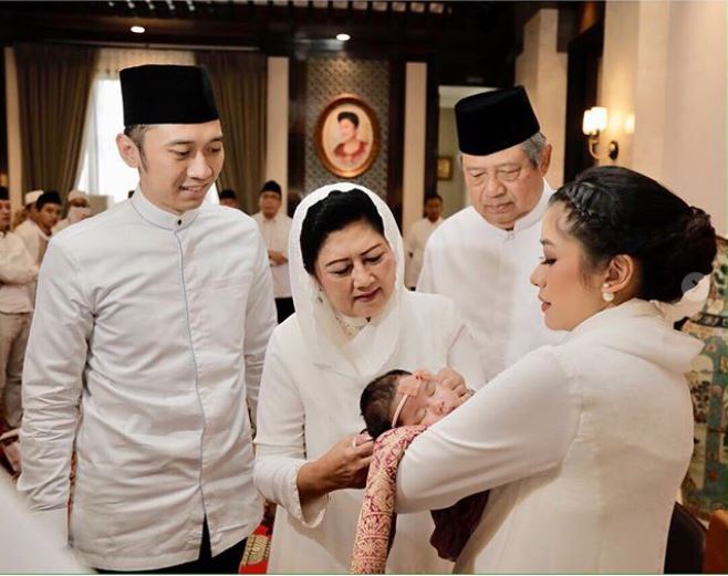 9 Momen hangat keluarga SBY berbaju serba putih di akikah cucunya