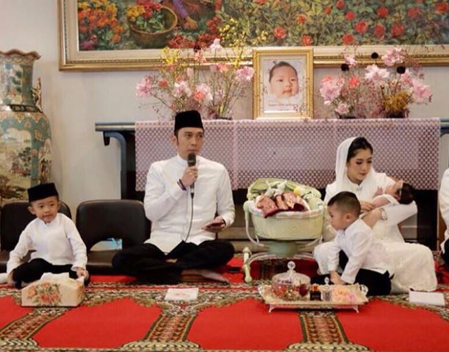 9 Momen hangat keluarga SBY berbaju serba putih di akikah cucunya