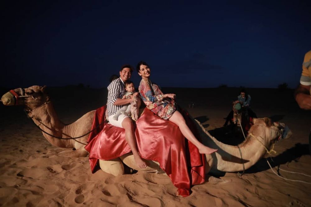 Gaya 7 seleb Tanah Air liburan di gurun pasir, asyik bareng unta