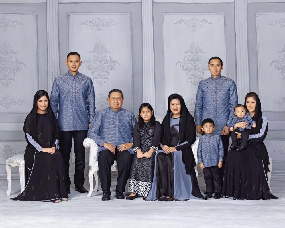 8 Gaya pemotretan keluarga SBY, kostumnya selalu kompak 