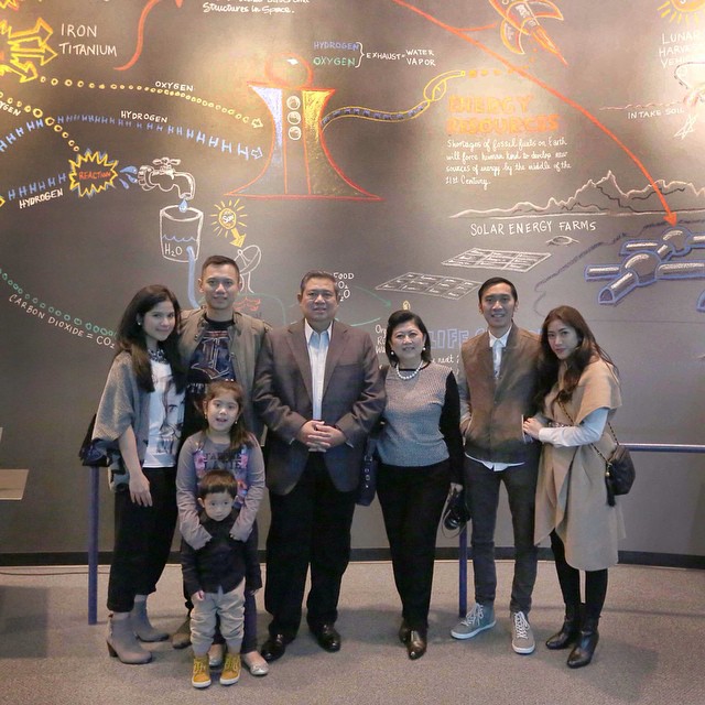 8 Gaya pemotretan keluarga SBY, kostumnya selalu kompak 